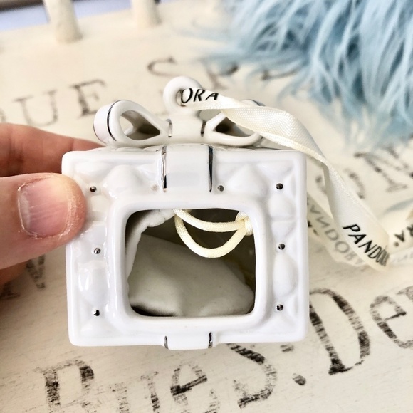 PANDORA, 2016, Porcelain, White And Silver, Quilted, Christmas Present, Ornament - Picture 11 of 16